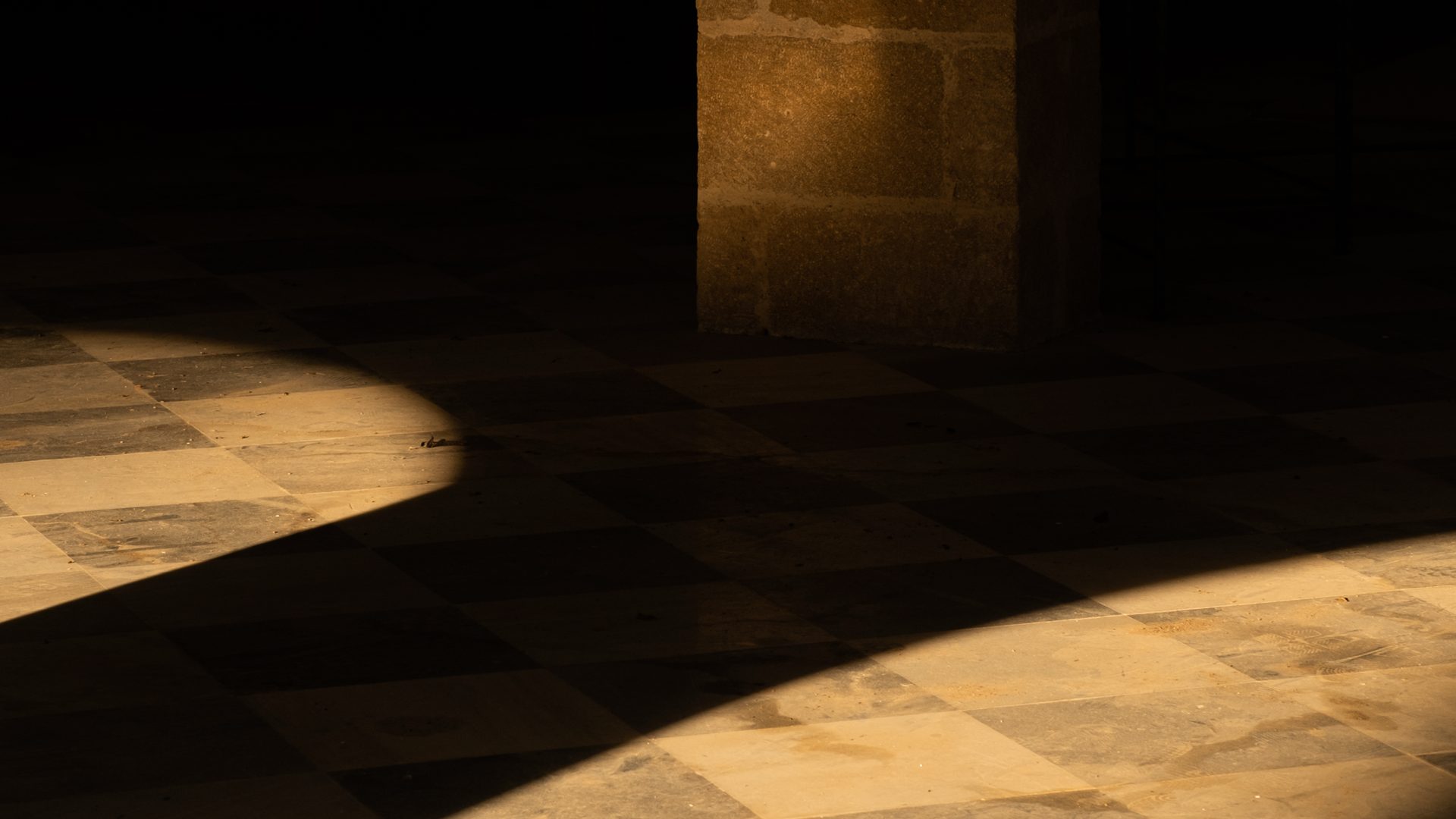Lumière sur le sol en damier de la maison-club Casa Tosalet