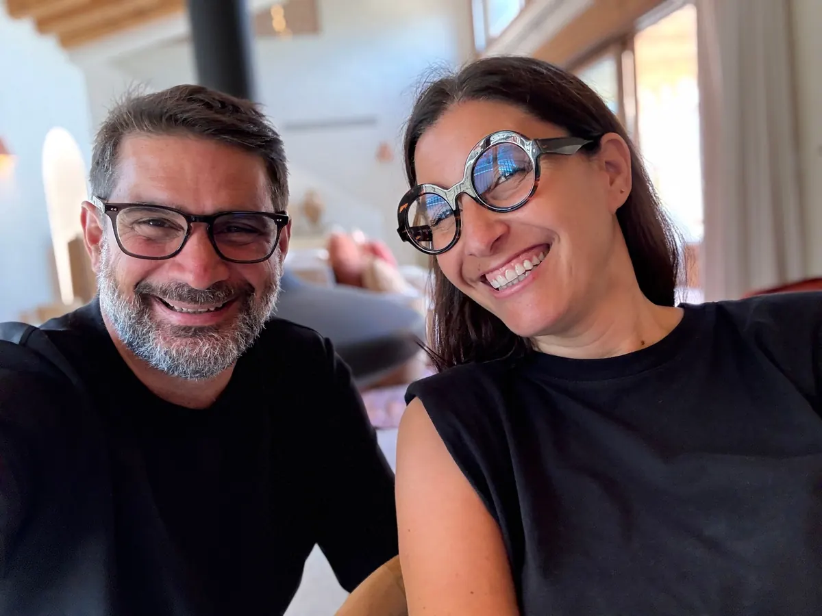 Jean Clauteaux y Jessica Bataille sonrientes, en su casa